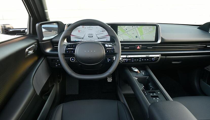 Die digitalen Anzeigen, der gro&szlig;e Touchscreen sowie die Monitore f&uuml;r die Au&szlig;enspiegel sind auf einer breiten Schalttafel untergebracht.