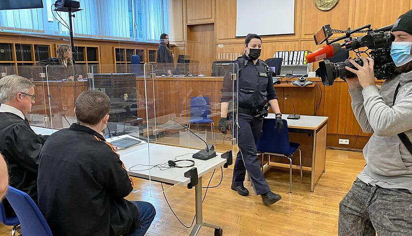 Ein Kameramann filmt den Angeklagten und seinen Verteidiger Thomas Koch zu Beginn des Mordprozesses vor dem Heilbronner Landgericht.