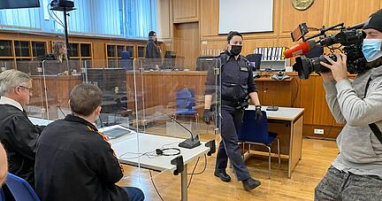 Ein Kameramann filmt den Angeklagten und seinen Verteidiger Thomas Koch zu Beginn des Mordprozesses vor dem Heilbronner Landgericht. Ein Kameramann filmt den Angeklagten und seinen Verteidiger Thomas Koch zu Beginn des Mordprozesses vor dem Heilbronner Landgericht.