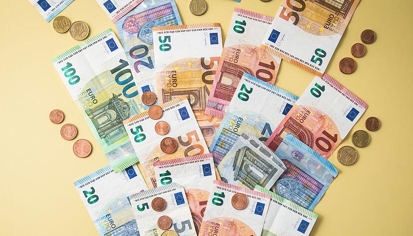 Regelmäßig mehr Geld? In vielen Fällen müssen Beschäftigte dafür eigenständig mit dem Arbeitgeber verhandeln. Regelmäßig mehr Geld? In vielen Fällen müssen Beschäftigte dafür eigenständig mit dem Arbeitgeber verhandeln.