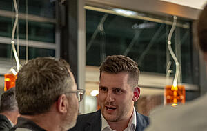 Gesch&auml;ftsf&uuml;hrer Hannes Diller, hier im Gespr&auml;ch mit Trainer Thomas Zeitz, erwartet eine positive R&uuml;ckmeldung der Handball Bundesliga Frauen (HBF) auf den Lizenzantrag der Sport-Union Neckarsulm.