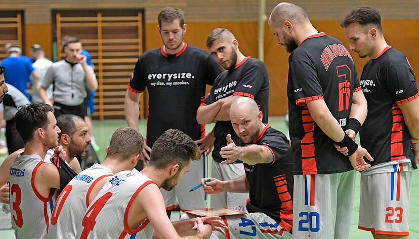 Spielertrainer Goran Mijic (sitzend, in schwarz) hat in der ersten Regionalliga-Saison der Heilbronn Reds oft die richtige Richtung vorgegeben. Mit 17 Siegen aus 26 Spielen und Tabellenplatz sechs ist die TSG als Aufsteiger mehr als zufrieden.