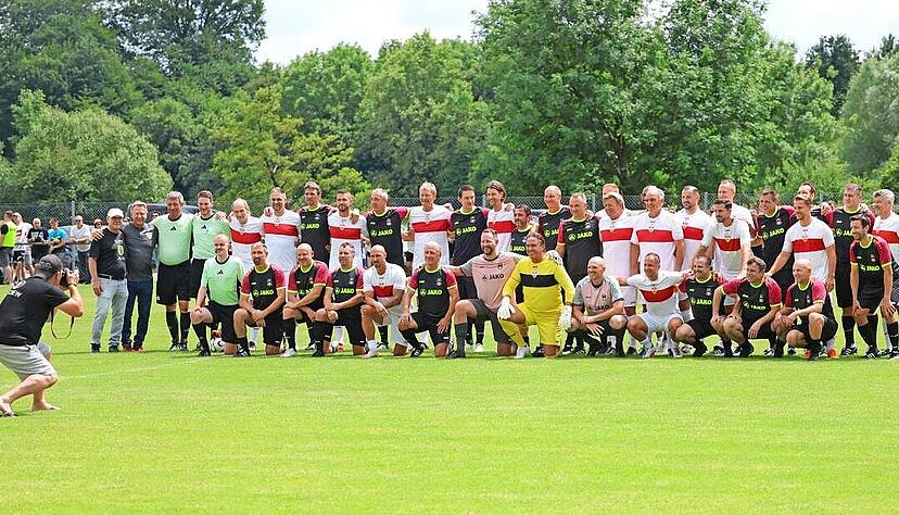 Gemeinsames Foto der VfB Stuttgart Traditionself und dem Jako Dreamteam. Nächste Woche steht ein weiteres Aufeinandertreffen in Forchtenberg auf dem Plan. Gemeinsames Foto der VfB Stuttgart Traditionself und dem Jako Dreamteam. Nächste Woche steht ein weiteres Aufeinandertreffen in Forchtenberg auf dem Plan.