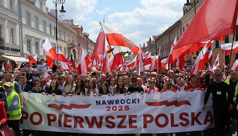 Anh&auml;nger des konservativen polnischen Pr&auml;sidentschaftskandidaten Karol Nawrocki ziehen durch Warschau. (Foto aktuell)