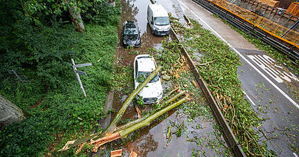 Am Morgen nach dem Unwetter liegen ungestürzte Bäume auf einer Straße am Stuttgarter Hauptbahnhof, ein Auto wurde von einem Baum getroffen. Ein schweres Unwetter war über weite Teile Baden-Württembergs hinweggezogen und hatte dabei große Schäden angerichtet. Foto: dpa Am Morgen nach dem Unwetter liegen ungestürzte Bäume auf einer Straße am Stuttgarter Hauptbahnhof, ein Auto wurde von einem Baum getroffen. Ein schweres Unwetter war über weite Teile Baden-Württembergs hinweggezogen und hatte dabei große Schäden angerichtet. Foto: dpa