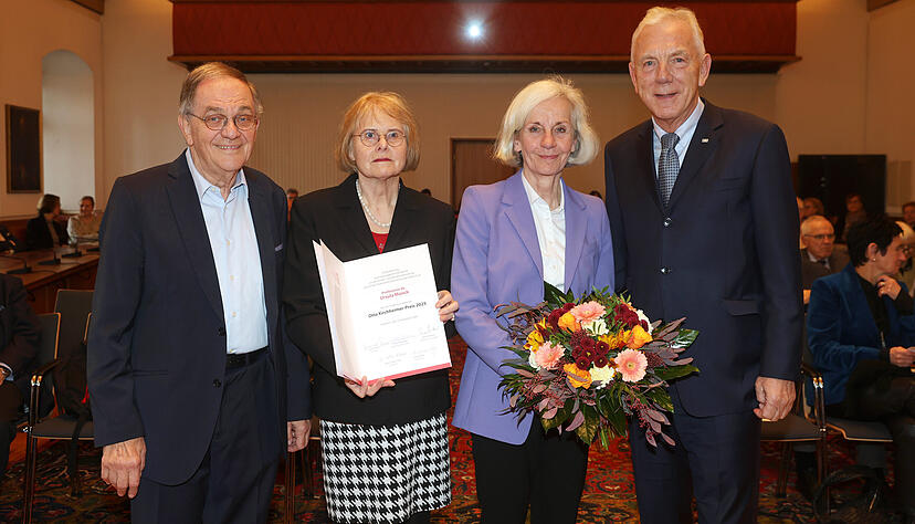 Verleihung des Otto-Kirchheimer-Preises 2025 (von links): Harald Friese, Gudrun Hotz-Friese, Preisträgerin Ursula Münch sowie Oberbürgermeister Harry Mergel. Verleihung des Otto-Kirchheimer-Preises 2025 (von links): Harald Friese, Gudrun Hotz-Friese, Preisträgerin Ursula Münch sowie Oberbürgermeister Harry Mergel.