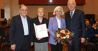 Verleihung des Otto-Kirchheimer-Preises 2025 (von links): Harald Friese, Gudrun Hotz-Friese, Preisträgerin Ursula Münch sowie Oberbürgermeister Harry Mergel.