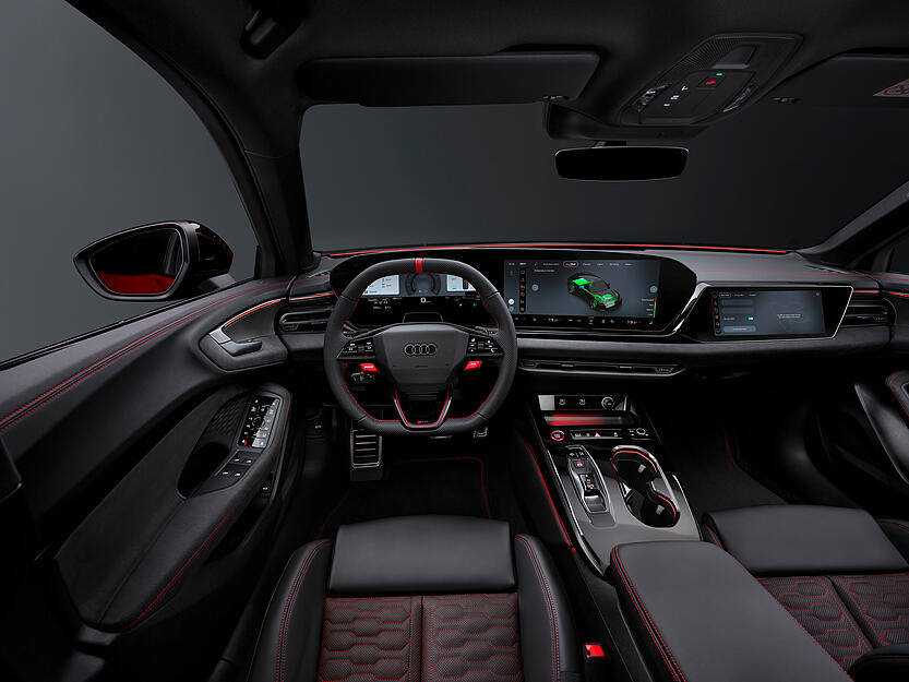 Innen setzt Audi Sport auf ein vollst&auml;ndig digitales Cockpit (11,9 Zoll), das flie&szlig;end in ein 14,5 Zoll gro&szlig;es Curved Display, also einen gew&ouml;lbten Bildschirm, &uuml;bergeht und stark dem Fahrer zugeneigt ist.