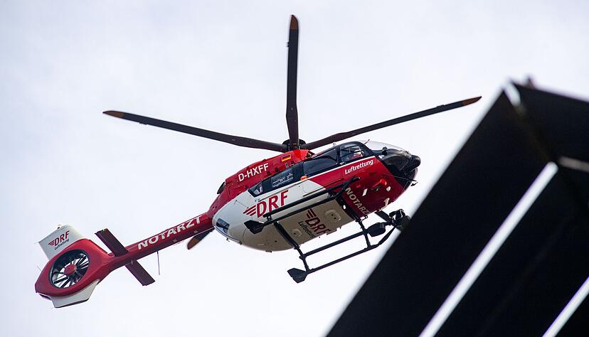 Ein Rettungshubschrauber fliegt zur Notaufnahme.