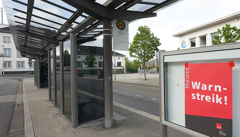 Ein Plakat mit der Aufschrift &bdquo;Warnstreik&ldquo; h&auml;ngt an einer Bushaltestelle. F&uuml;r viele Eltern und Sch&uuml;ler stellt sich die Frage, wie man am Freitag zum Unterricht kommt.