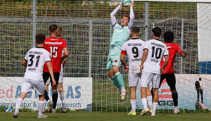 Kr&auml;ftig zupackend: Nico Purtscher schnappt sich im Spiel beim G&ouml;ppinger SV den Ball. Er geh&ouml;rt zu den Top-Torh&uuml;tern der Oberliga.