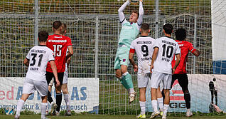 Kr&auml;ftig zupackend: Nico Purtscher schnappt sich im Spiel beim G&ouml;ppinger SV den Ball. Er geh&ouml;rt zu den Top-Torh&uuml;tern der Oberliga.