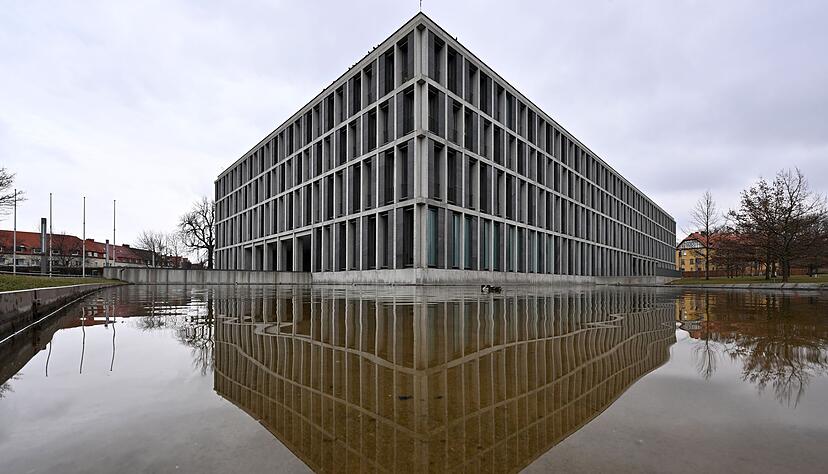 Das Bundesarbeitsgericht hat bereits in mehreren Grundsatzurteilen zum Tragen eines Kopftuchs am Arbeitsplatz entschieden. (Archivbild) Das Bundesarbeitsgericht hat bereits in mehreren Grundsatzurteilen zum Tragen eines Kopftuchs am Arbeitsplatz entschieden. (Archivbild)