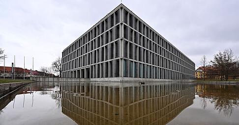 Das Bundesarbeitsgericht hat bereits in mehreren Grundsatzurteilen zum Tragen eines Kopftuchs am Arbeitsplatz entschieden. (Archivbild)