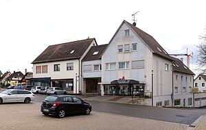 Am Lindenplatz, wo eine Apotheke und das ehemalige Schlecker-Gebäude (links) stehen, soll ein Gesundheitszentrum gebaut werden.
Foto: Mario Berger Am Lindenplatz, wo eine Apotheke und das ehemalige Schlecker-Gebäude (links) stehen, soll ein Gesundheitszentrum gebaut werden.
Foto: Mario Berger