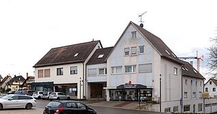 Am Lindenplatz, wo eine Apotheke und das ehemalige Schlecker-Gebäude (links) stehen, soll ein Gesundheitszentrum gebaut werden.
Foto: Mario Berger Am Lindenplatz, wo eine Apotheke und das ehemalige Schlecker-Gebäude (links) stehen, soll ein Gesundheitszentrum gebaut werden.
Foto: Mario Berger
