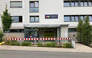 Die Ursache für den Unfall, bei dem ein Auto in ein Pflegeheim in Untereisesheim gekracht ist, steht nun fest. Foto: Adrian Hoffmann