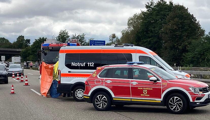 Nach einem Unfall auf der A6 zwischen Bretzfeld und &Ouml;hringen, ist ein Motorradfahrer tot.