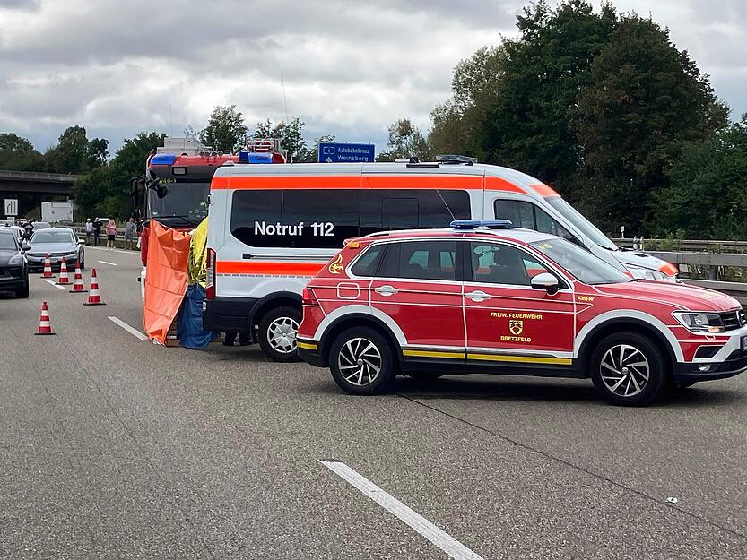Nach einem Unfall auf der A6 zwischen Bretzfeld und &Ouml;hringen, ist ein Motorradfahrer tot.