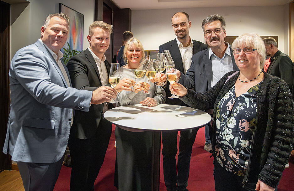 Genuss trifft Handwerk: Ein Abend voller Wein, Musik und Wertschätzung. Genuss trifft Handwerk: Ein Abend voller Wein, Musik und Wertschätzung.