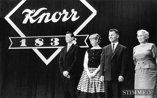 1960: Bunter Abend zum Knorr-Preisausschreiben in der Heilbronner Harmonie. Aus weit über eine Million Einsendungen aus dem ganzen Bundesgebiet sind vier Hauptgewinner ausgelost.