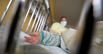 Ein am Respiratorischen Synzytial-Virus (RS-Virus oder RSV) erkranktes Kind im Krankenhaus.