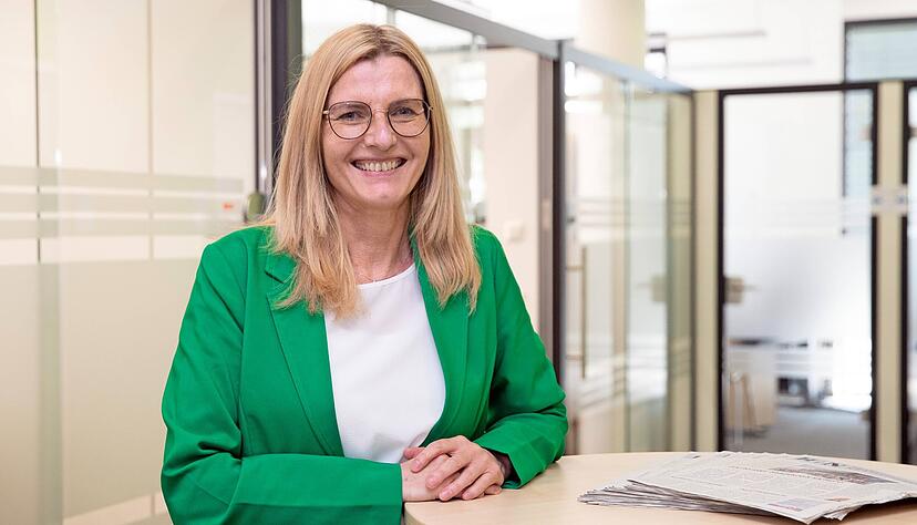 Monika Keppler versteht sich als Dienstleisterin der Bürger in Verwaltungsangelegenheiten. Mit ihrem Team ist sie zuständig für mehr als 25. 000 Menschen. Monika Keppler versteht sich als Dienstleisterin der Bürger in Verwaltungsangelegenheiten. Mit ihrem Team ist sie zuständig für mehr als 25. 000 Menschen.