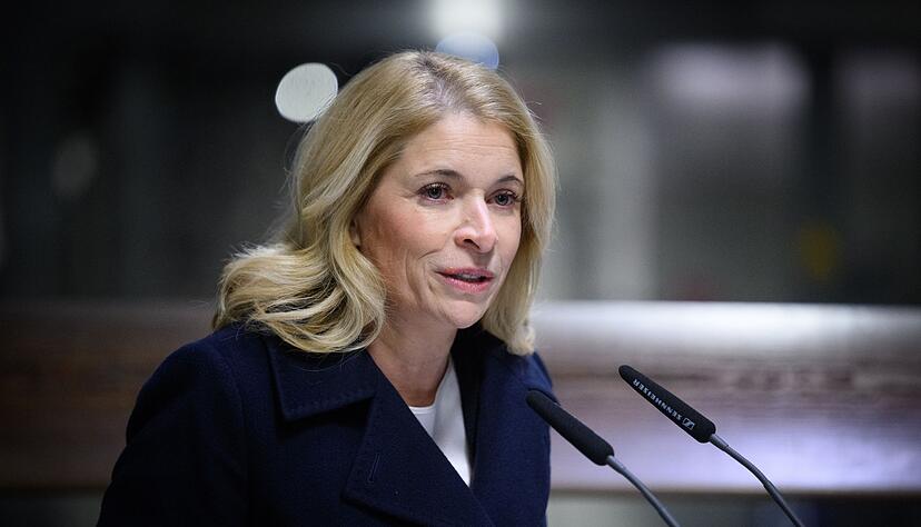 Bahnchefin Evelyn Palla will nach dem t&ouml;dlichen Angriff auf einen Zugbegleiter einen Sicherheitsgipfel mit den Sicherheitsverantwortlichen im Bahnverkehr einberufen. (Archivbild)