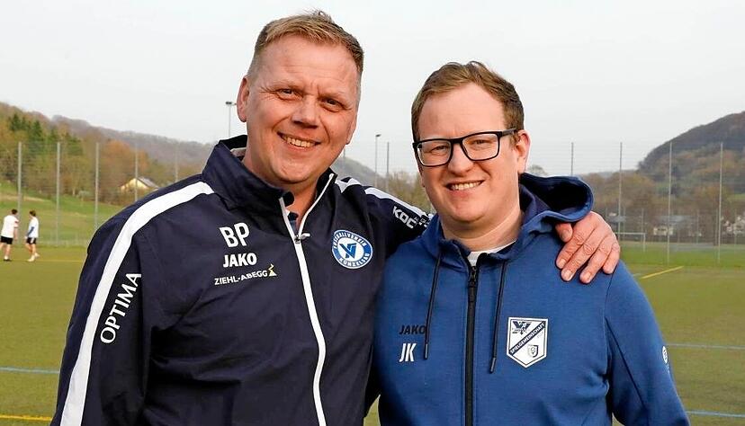 Benjamin Patuschka (links) und Jens Koppenmüller bilden das Trainergespann bei der SGM Künzelsau-Ingelfingen.
Foto: Kurt Gesper Benjamin Patuschka (links) und Jens Koppenmüller bilden das Trainergespann bei der SGM Künzelsau-Ingelfingen.
Foto: Kurt Gesper