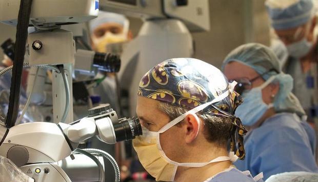 Der plastische Chirurg Matthew Carty w&auml;hrend der Transplantation.