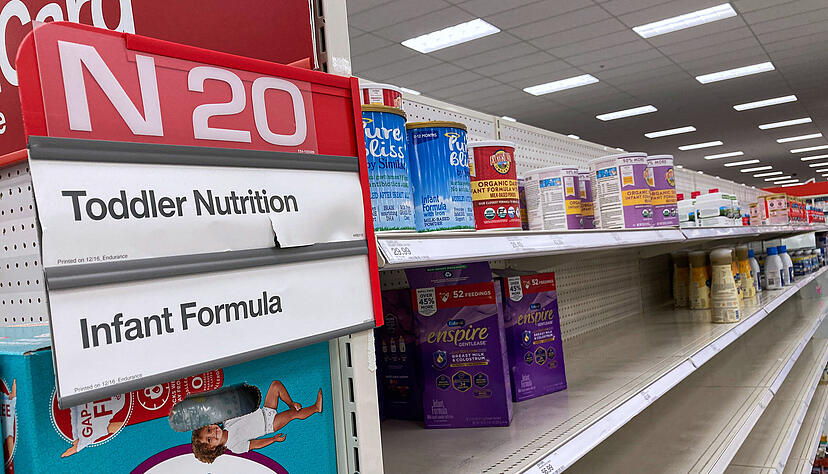 US-Pr&auml;sident Biden steht wegen dramatischer Engp&auml;sse bei Babymilchnahrung unter Druck und hat zu ungew&ouml;hnlichen Mitteln gegriffen.