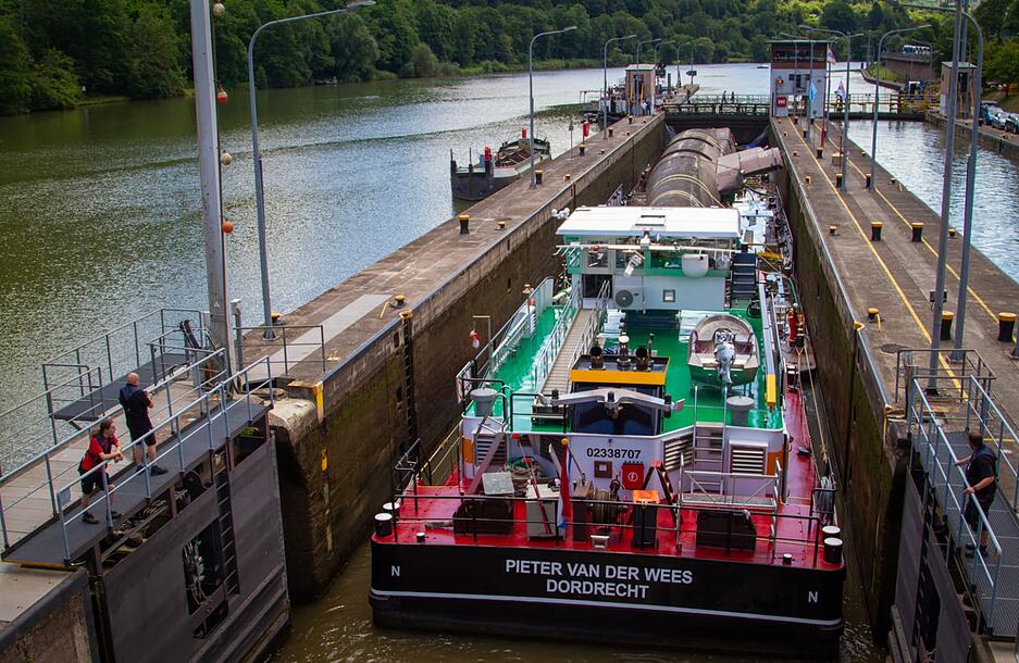 U17-Transport auf dem Neckar.
