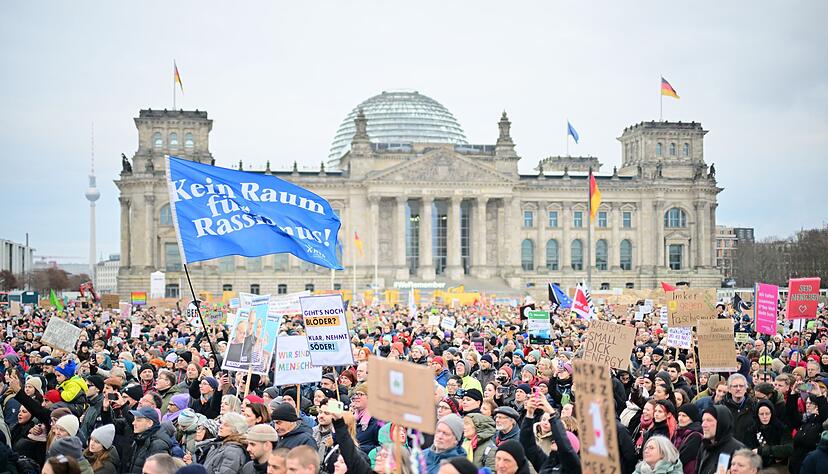Zehntausende gingen auf die Straßen - in den Umfragen zur Bundestagswahl dagegen zeichnet sich die aufgeregte Stimmung nicht ab. (Archivbild) Zehntausende gingen auf die Straßen - in den Umfragen zur Bundestagswahl dagegen zeichnet sich die aufgeregte Stimmung nicht ab. (Archivbild)