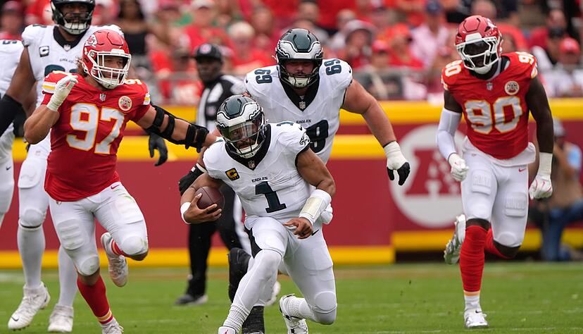 Jalen Hurts (Mitte) holte bei den Kansas City Chiefs den zweiten Saisonsieg mit den Eagles. Jalen Hurts (Mitte) holte bei den Kansas City Chiefs den zweiten Saisonsieg mit den Eagles.