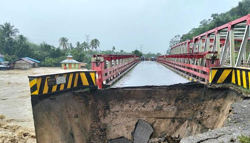 Auf Sumatra wurden Brücken durch die Wucht der Wassermassen schwer beschädigt.