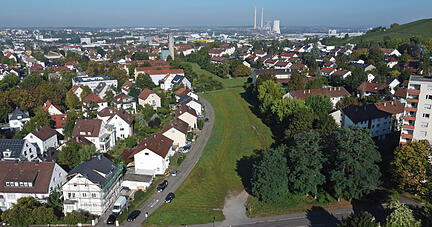 Die Friedrich-Ebert-Trasse war ursprünglich für eine Umgehungsstraße freigelassen worden. Wegen der Wohnungsnot hat die Stadt Ende 2022 hier einen Bebauungsplan auf den Weg gebracht.
Foto: Ralf Seidel