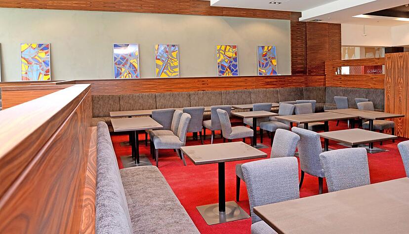 Modern eingerichtet ist das Hotel-Restaurant mit 165 Plätzen. In einigen Wochen werden hier unter Corona-Auflagen die ersten Gäste bedient. Foto: Ralf Seidel Modern eingerichtet ist das Hotel-Restaurant mit 165 Plätzen. In einigen Wochen werden hier unter Corona-Auflagen die ersten Gäste bedient. Foto: Ralf Seidel