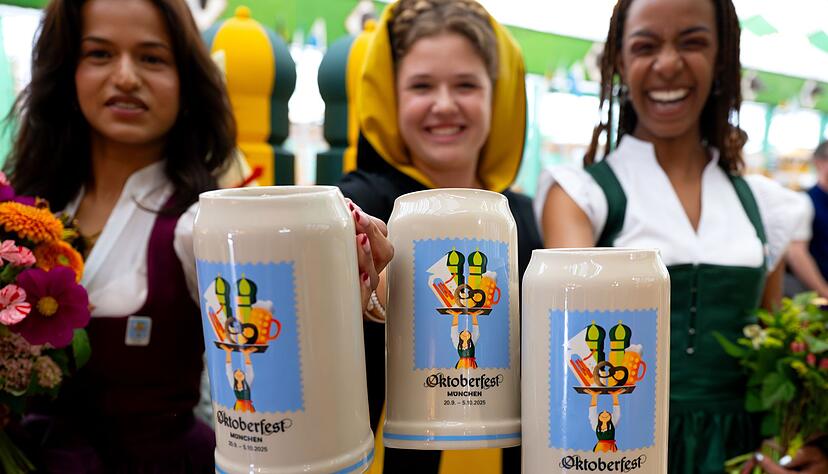 Amiera Harithas (l) und Dinah-Charles Francis (r) haben das Motiv f&uuml;r den Krug entworfen.