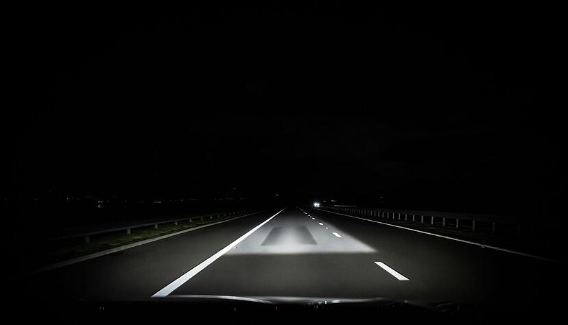 Digitale Matrix-LED-Scheinwerfer mit Mikro-LED-Technologie in der Kompaktklasse des Audi Q3. 25.600 einzeln ansteuerbare LEDs projizieren Lichtbilder auf die Stra&szlig;e.