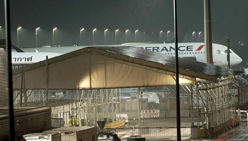 Grund für die Umleitung war laut Airline Brandgeruch im Cockpit. Grund für die Umleitung war laut Airline Brandgeruch im Cockpit.