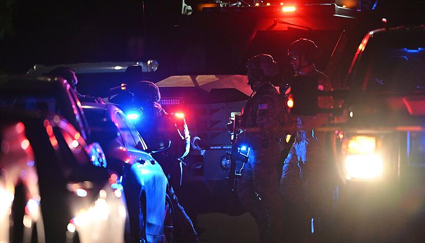 FBI-Beamte betreten ein Haus an einer Adresse, die in Zusammenhang dem mutma&szlig;lichen Angreifer beim White House Correspondents' stehen soll.