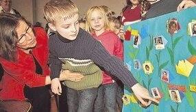 Die Kantorin und die Kinder: Mehr als drei Jahrzehnte war Ruth Burkhardt musikalische Begleiterin und Impulsgeberin in ihrer Kirchengemeinde.Foto: Martin Nied