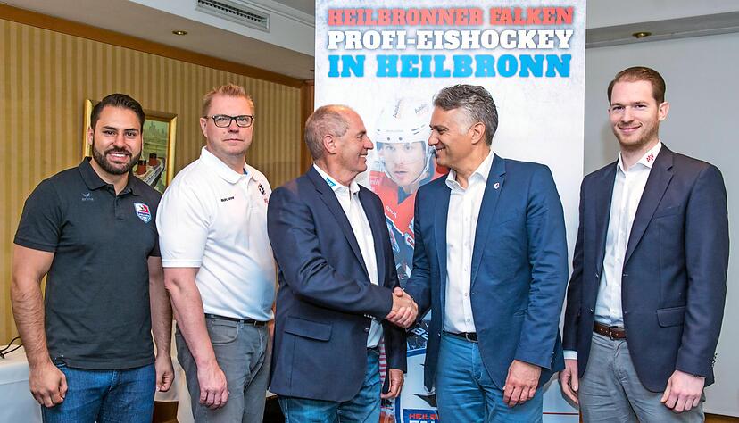 Auf gute Zusammenarbeit; (von links) Marco Sch&uuml;tz, Ilkka Pakarinen, Marcus Kuhl, Atilla Eren und Youri Ziffzer beschlie&szlig;en die neue Kooperation.
  
Foto: Mario Berger