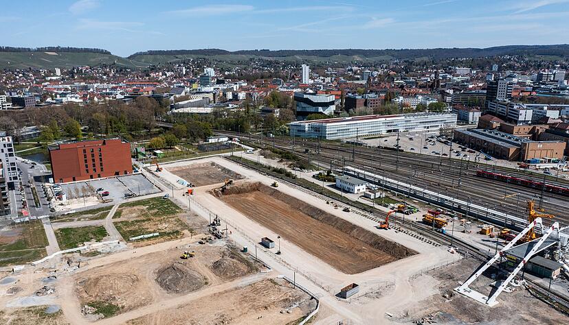 Der Fruchtschuppen, in dem einst das gärtnerische Herz der Buga schlug, ist abgerissen. An seiner Stelle ist entlang der Bahnschienen die Baugrube für die Schwarz-Schule erkennbar.
Foto: Matthias Bitsch