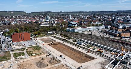 Der Fruchtschuppen, in dem einst das gärtnerische Herz der Buga schlug, ist abgerissen. An seiner Stelle ist entlang der Bahnschienen die Baugrube für die Schwarz-Schule erkennbar.
Foto: Matthias Bitsch