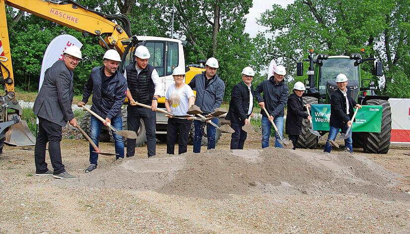 Beim Spatenstich für die neue Werkstatt der Baywa Technik in Heilbronn griffen Vertreter des Bauherrn, von Baufirma und Stadtverwaltung zum Spaten.
Foto: Heiko Fritze Beim Spatenstich für die neue Werkstatt der Baywa Technik in Heilbronn griffen Vertreter des Bauherrn, von Baufirma und Stadtverwaltung zum Spaten.
Foto: Heiko Fritze