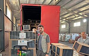 Dieses Foto veröffentlichte Tugrul Selmanoglu aus Heilbronn am Mittwoch auf seinem Facebook-Profil. Er sei in Jordanien und packe Hilfspakete für Gaza, berichtete er. Der Erdogan-Lobbyist bezeichnet sich als freier Journalist und Influencer. Dieses Foto veröffentlichte Tugrul Selmanoglu aus Heilbronn am Mittwoch auf seinem Facebook-Profil. Er sei in Jordanien und packe Hilfspakete für Gaza, berichtete er. Der Erdogan-Lobbyist bezeichnet sich als freier Journalist und Influencer.