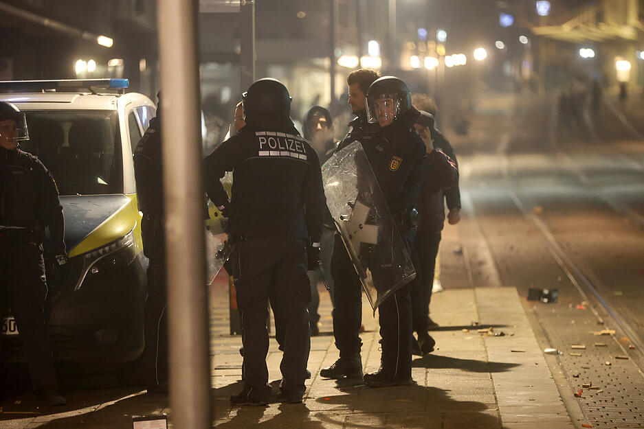 Einzelne Jugendliche, die oft maskiert waren, wurden aus der Menge gezogen. Einzelne Jugendliche, die oft maskiert waren, wurden aus der Menge gezogen.