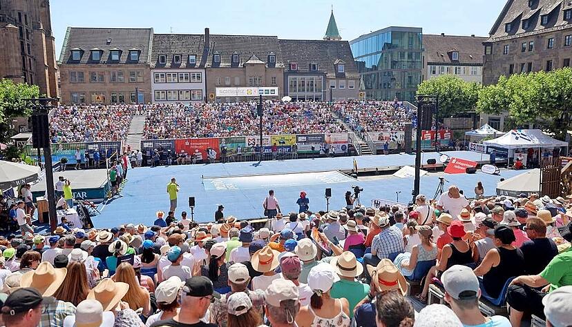 Volle Arena am Rathaus: Zwischen Kilianskirche und Rathaus-Uhr springt die Hochsprung-Elite - die M&auml;nner sind in diesem Jahr am 29. August zu Gast.
