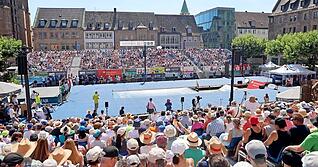 Volle Arena am Rathaus: Zwischen Kilianskirche und Rathaus-Uhr springt die Hochsprung-Elite - die M&auml;nner sind in diesem Jahr am 29. August zu Gast.